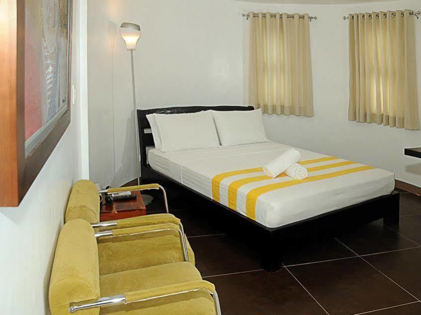 Balabag  Bluewaves Westcliff Villa מראה חיצוני תמונה